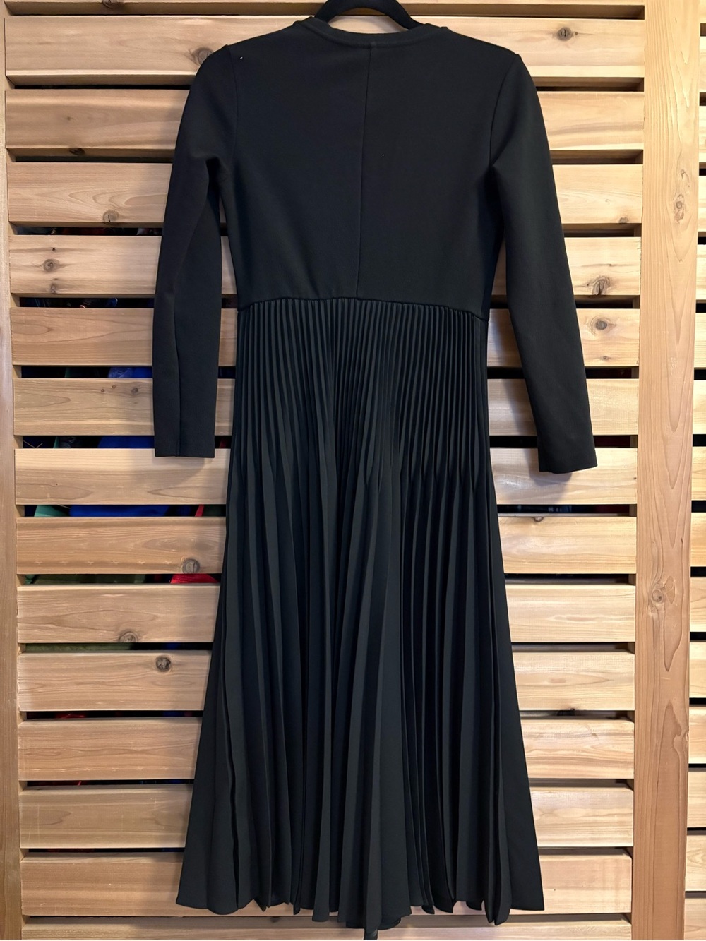 Uniqlo Japan Black Long Sleeve Pleated Midi Dress - Picture 3 of 8